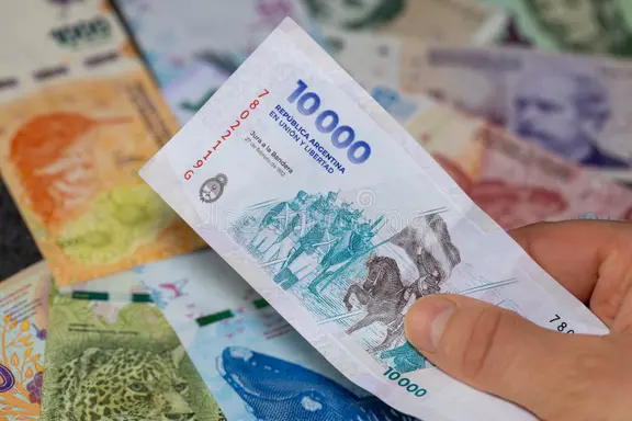 dinero-argentino-pesos-argentinos-en-mano-frente-otras-denominaciones-moneda-argentina-billete-de-el-contexto-340560258
