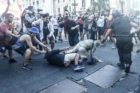 918887-represi-c3-b3n-20jubilados-leandro-20teysseire