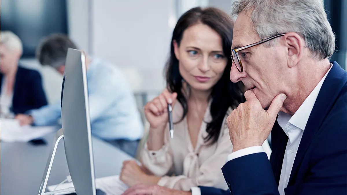 adulto-mayor-trabajando-en-la-oficina