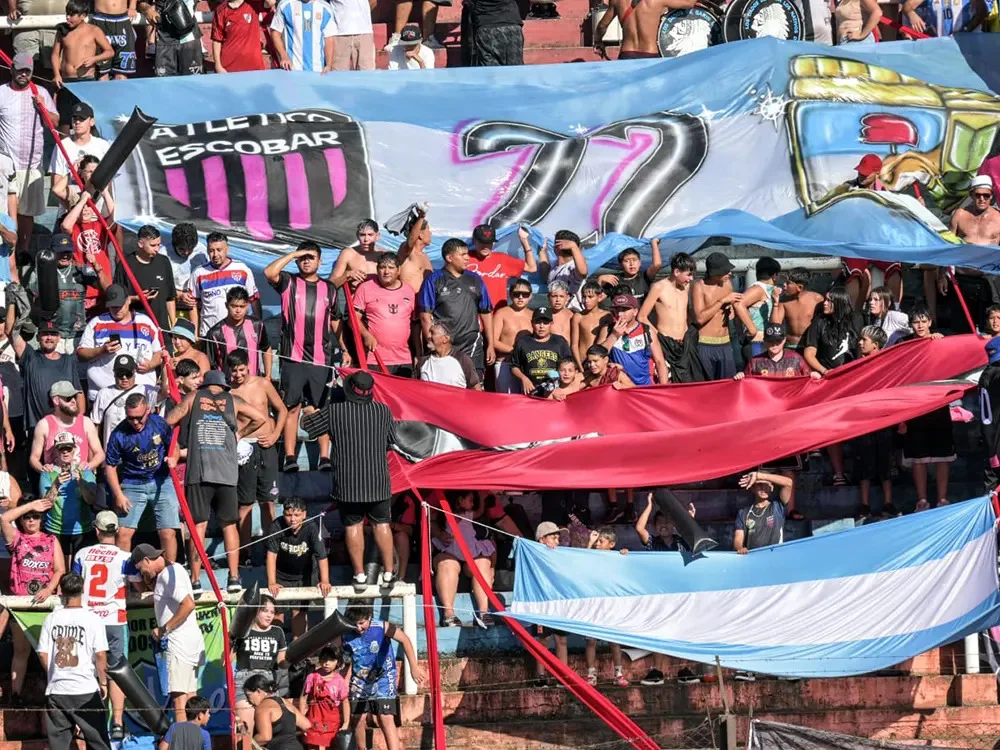 hinchas-del-atletico-escobar
