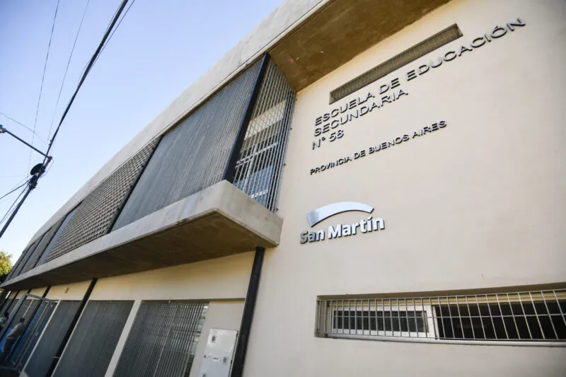 Kicillof-inauguro-la-Escuela-Secundaria-N°58-en-San-Martin-scaled-e1757701970304