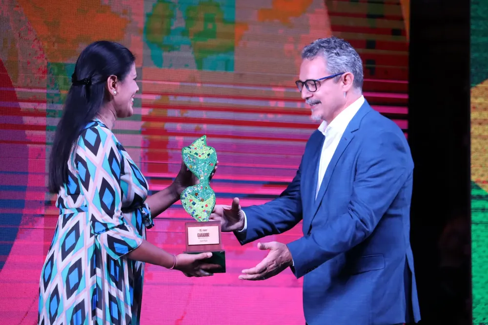 Entrega de reconomiento-Proyecto ganador _Darvore cosméticos_-categoría Sustainable Fashion