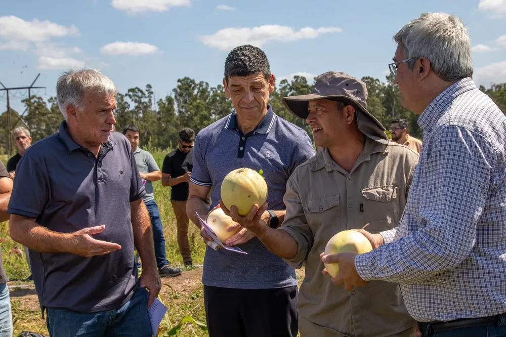 Carlos Balor y el ministro Javier Rodríguez visitaron la Chacra Experimental El Pato 3
