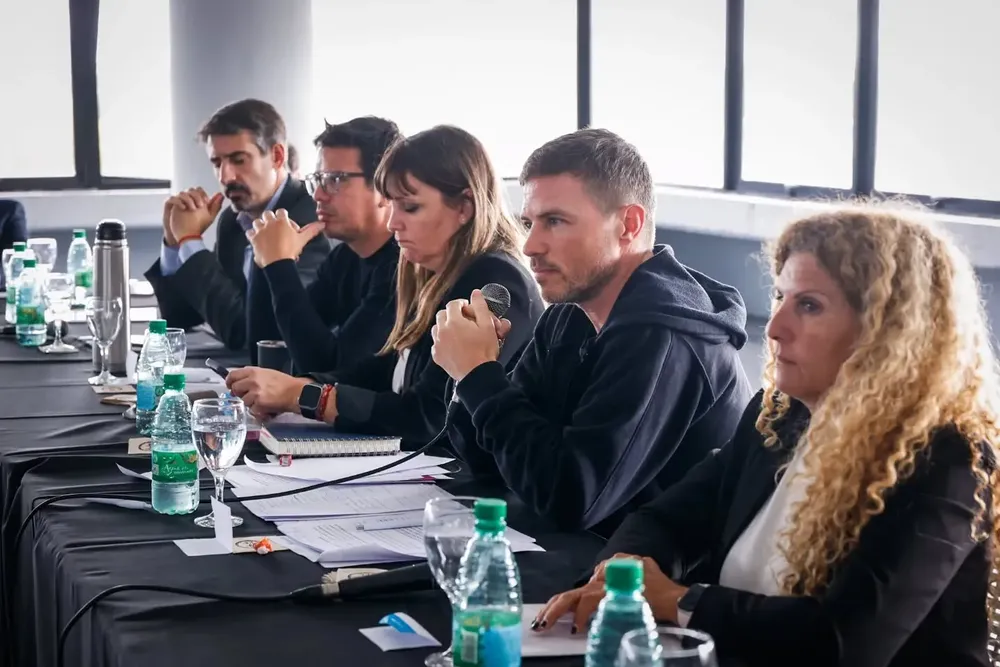 MGA-Asamblea-COPROTUR-en-La-Plata-Ianantuony-con-Mtro-Prod-Turismo-PBA-08-Mayo-2025-a