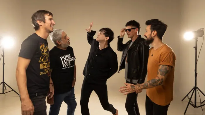 jovenes-pordioseros-700x394