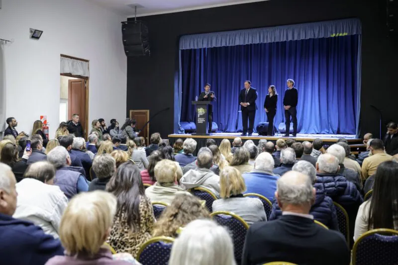 Kicillof-reinauguro-el-Cine-Teatro-de-la-Sociedad-Espanola-de-General-Las-Heras2-scaled-e1750904401236