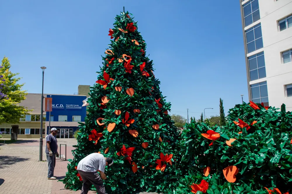 Berazategui ya luce su tradicional árbol navideño sustentable