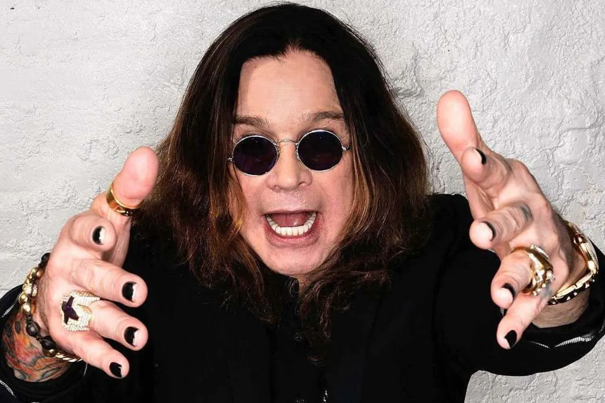ozzy-osbourne-sorride-occhiali-