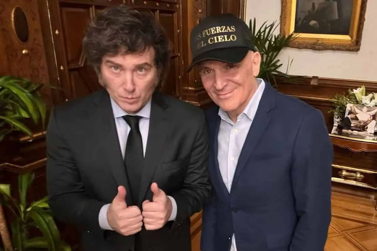 el-presidente-javier-milei-junto-al-diputado-2M2ZTIOPRREMPALYK66GC26R2U-1