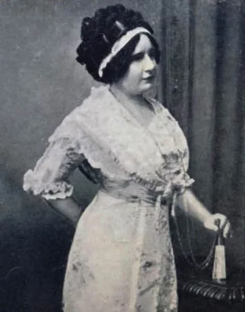 9.9 Serafina_Dávalos_c._1900