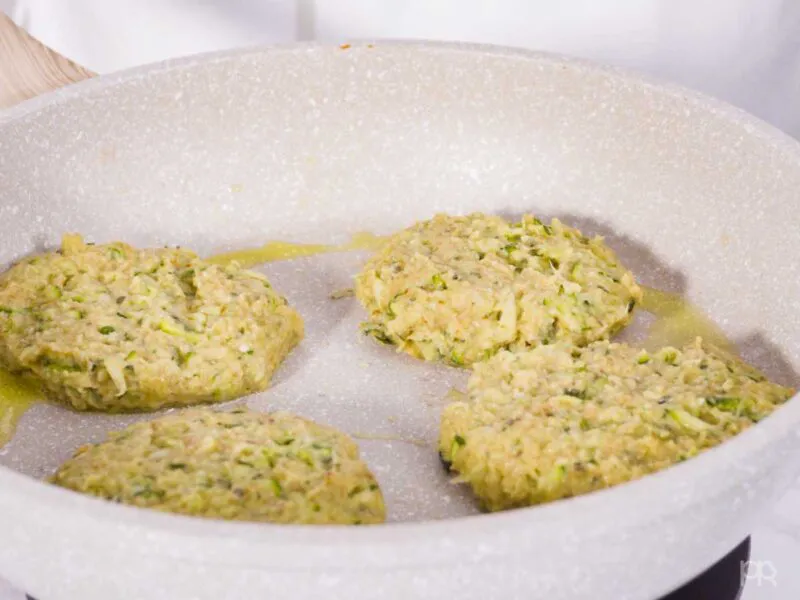 cocinar-tortitas-de-calabacin-saludables-800x600