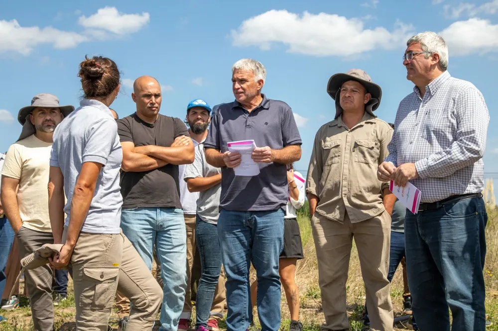 Carlos Balor y el ministro Javier Rodríguez visitaron la Chacra Experimental El Pato 2