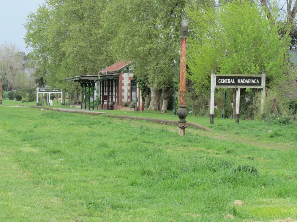 Nomencladores_y_edificio_de_la_estación_General_Madariaga