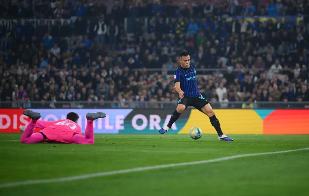Lautaro-Martinez-of-FC-Internazionale-scores-the-goal-during-the-Coppa-Italia-Final-match-between-SS_2