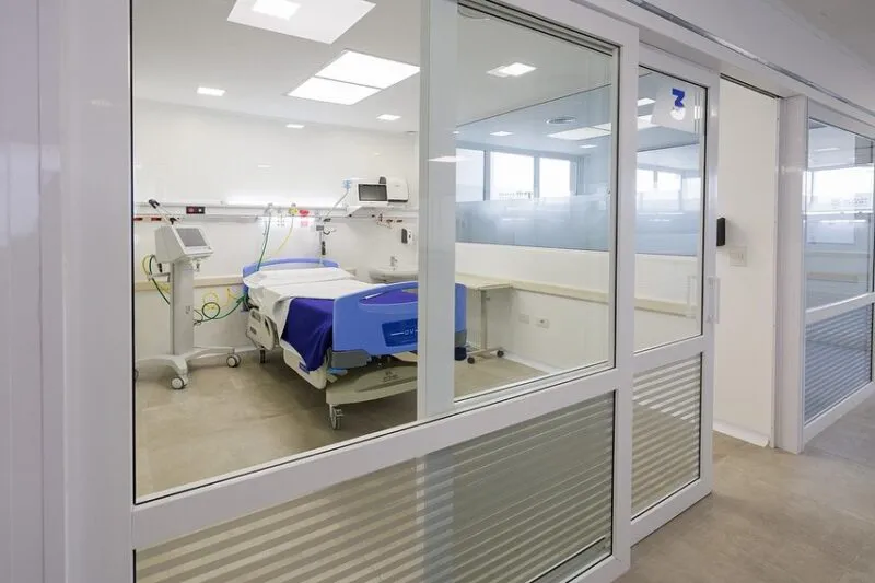 En-CarlosCasares-inauguramos-una-nueva-y-equipada-Unidad-de-Cuidados-Intensivos-en-el-Hospital-7-800x533