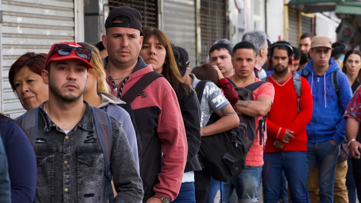colas-gente-desempleo-desocupacion-y-empleo