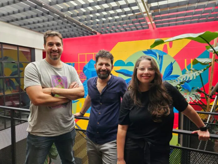 Adrian-Garelik-y-Matias-Albaca-Cofundadores-de-Gennial-junto-a-Ana-Alderete-Roberts-Chief-Marketing-Officer-en-las-oficinas-de-Gennial-696x522.jpeg