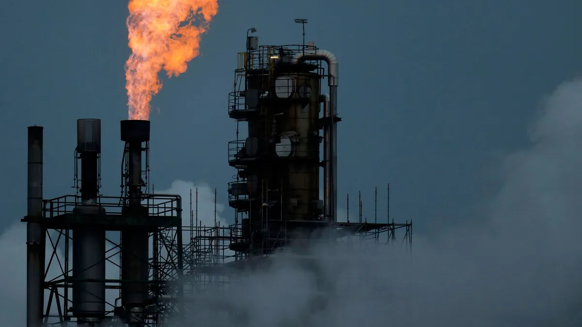 hochfackel-an-einer-raffinerie-symbolbild-auch-die-bessere-konjunkturerwartung-sorgt-fuer-ein-anziehen-der-oelpreise