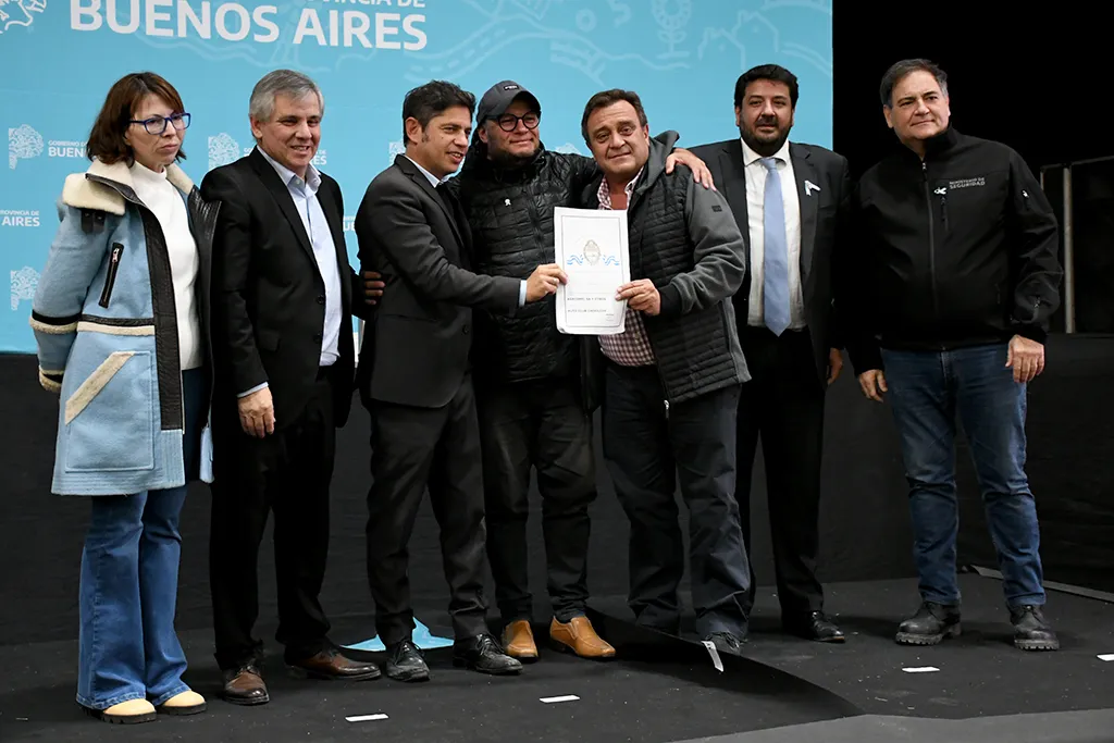 acto-entrega-de-escrituras-con-kicillof-1