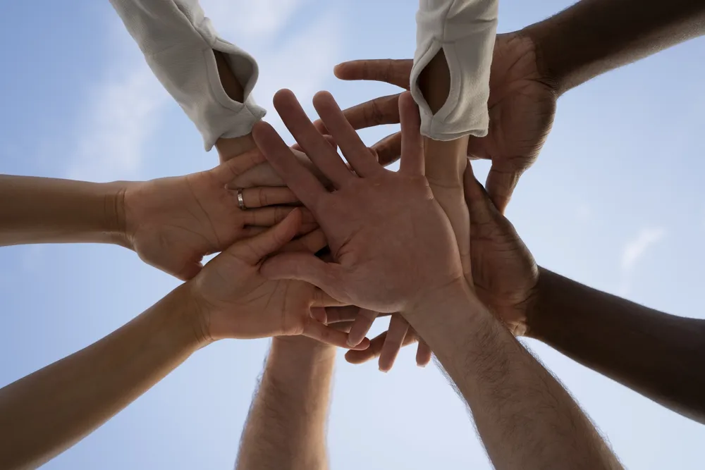 la-gente-se-da-la-palma-mientras-se-entrena-al-aire-libre