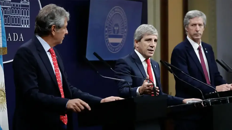 el-titular-de-arca-juan-pazo-el-ministro-de-economia-luis-caputo-y-el-presidente-del-bcra-santiago-bausili-2028114