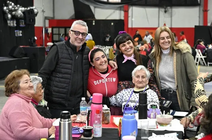 6859376143d7e_715_472