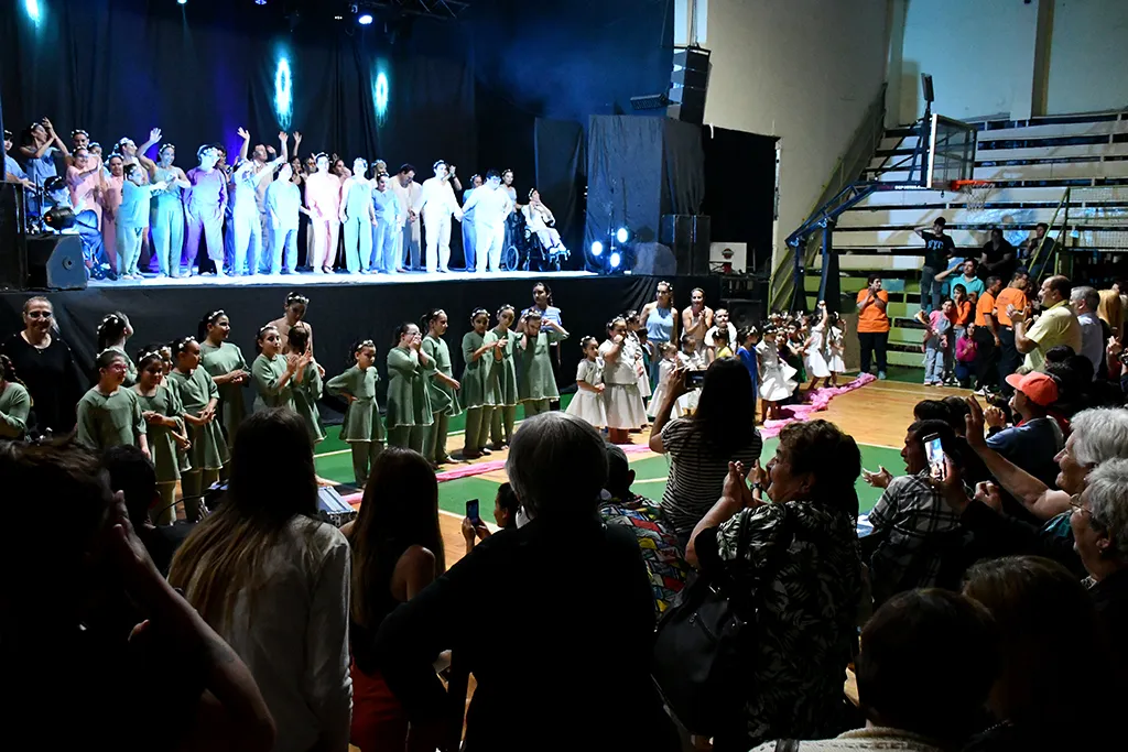 El-Centro-Municipal-de-Danza-Creativa-y-Psicomotricidad-presento-su-espectaculo-de-danzaterapia-Los-caminos-de-la-musica-1