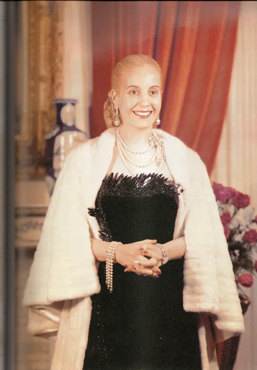 26.7 Eva_Perón_vestida_lujosamente