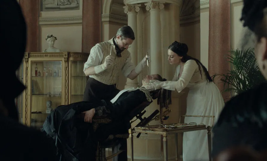 BAJA MUBI La Hermanastra Fea (The Ugly Stepsister) 3