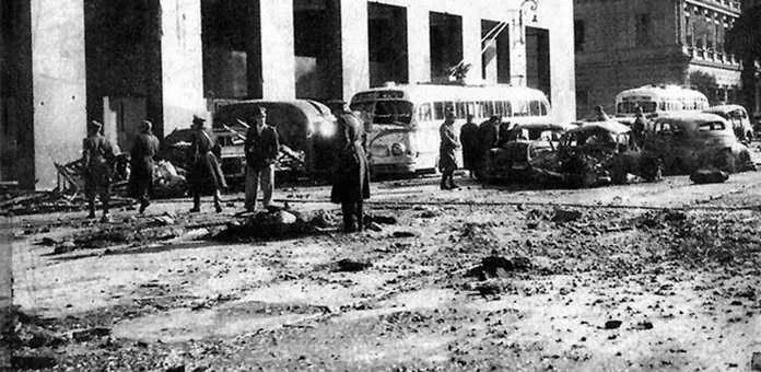 16.6 el-bombardeo-a-la-plaza-de-mayo_d-696x340