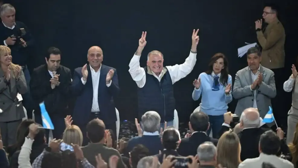 el-gobernador-de-tucuman-osvaldo-jaldo-al-lado-del-senador-juan-manzur-durante-el-acto-de-lanzamiento-de-su-candidatura-a-diputado-nacional-2080073