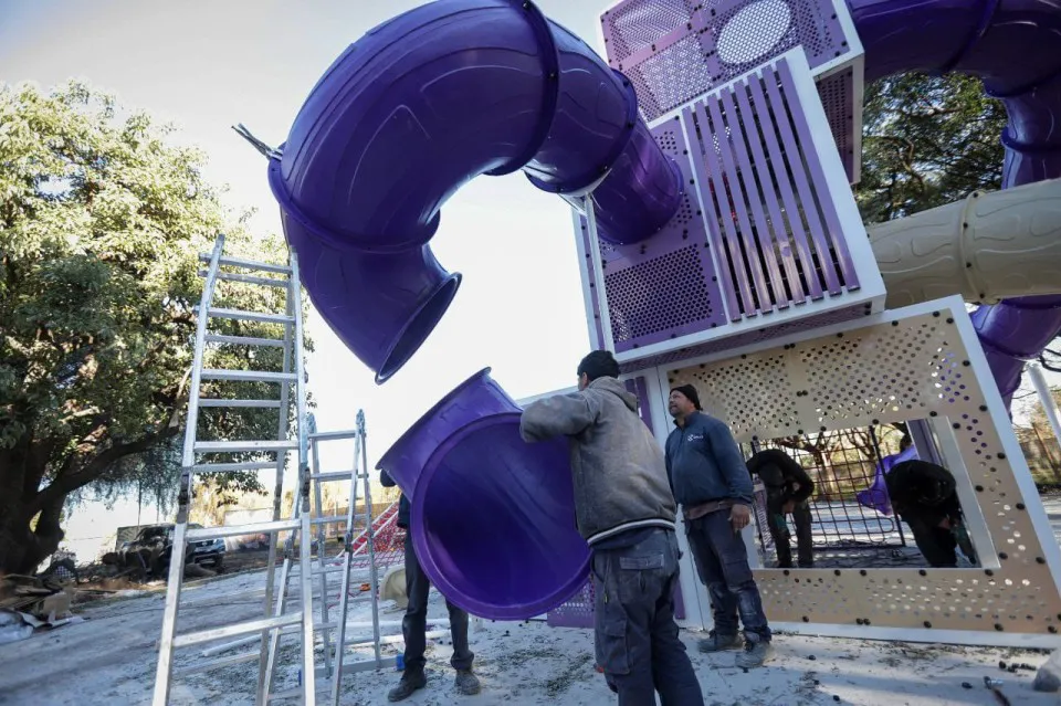 FUNCIONARIOS_MUNICIPALES_SUPERVISARON_EL_PROGRESO_DE_UNA_OBRA_PARA_LA_RECREACION_Y_EL_DEPORTE_EN_EL_PARQUE_DE_LA_CIUDAD_417509722349212