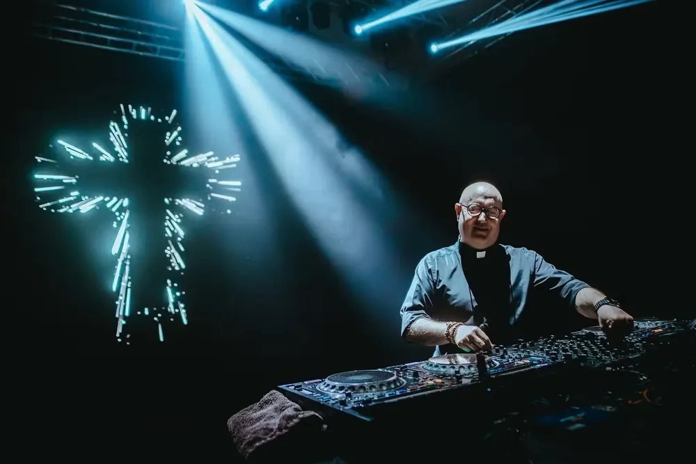 todos-es-todos-tambien-un-dj-resume-el-padre-guilherme-quien-encontro-en-la-musica-electronica-una-f