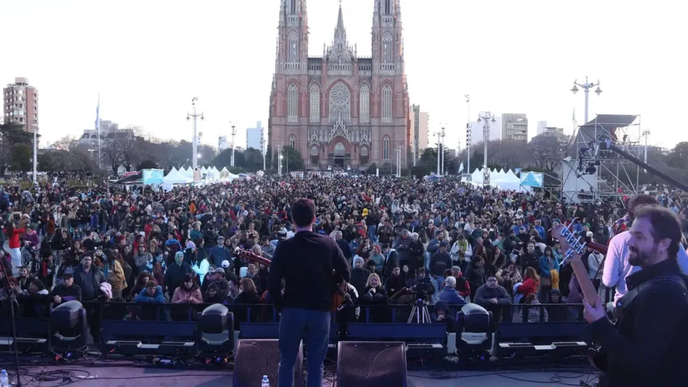 folclore-plaza-moreno